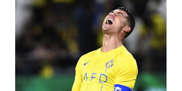 CRISTIANO RONALDO verse à nouveau des larmes tristes sur le terrain CRISTIANO RONALDO verse à nouveau des larmes tristes sur le terrain